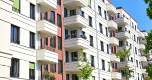 Häuserfront mit Balkonen - Vom Eigentümer zum Mieter